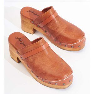 NWT Free People Calabasas Clogs / Tan